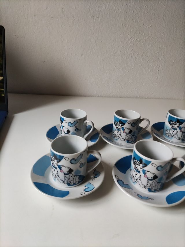 Tazas de café cortado de dalamatas