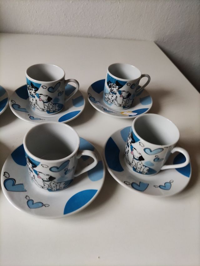 Tazas de café cortado de dalamatas