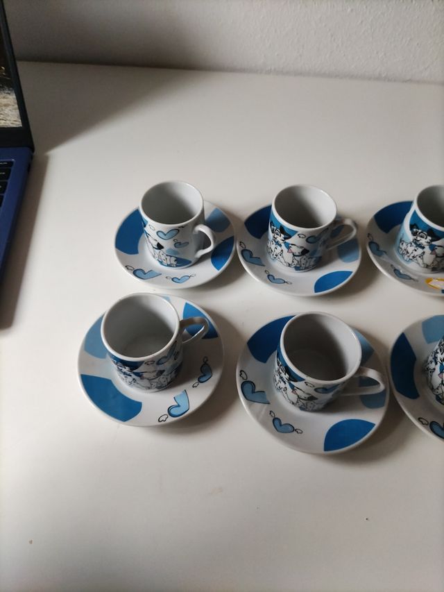 Tazas de café cortado de dalamatas