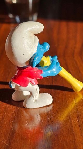 Puffo che suona il flauto The smurfs