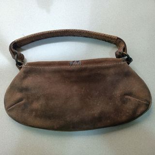 Bolso de cuero marrón.