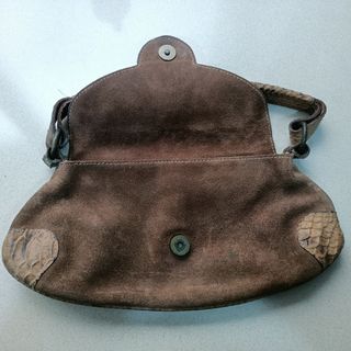 Bolso de cuero marrón.