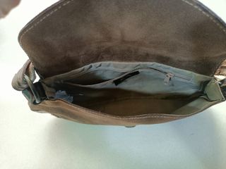 Bolso de cuero marrón.