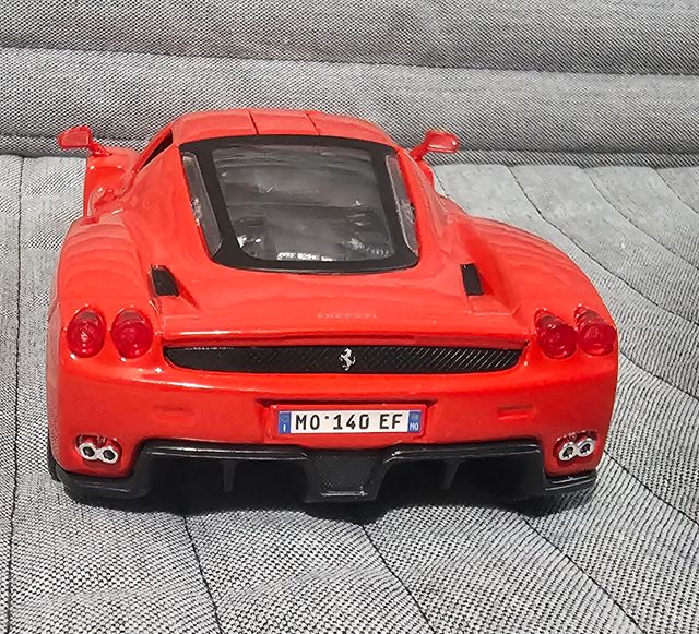 Modellino Enzo Ferrari scala 1:24 - burago