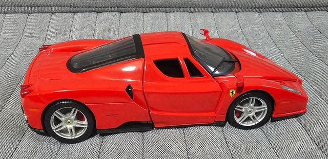 Modellino Enzo Ferrari scala 1:24 - burago