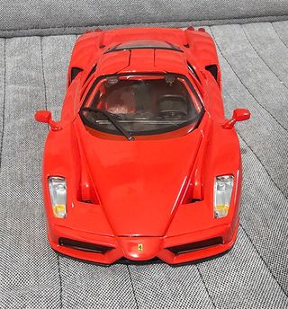 Modellino Enzo Ferrari scala 1:24 - burago