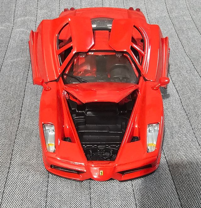 Modellino Enzo Ferrari scala 1:24 - burago