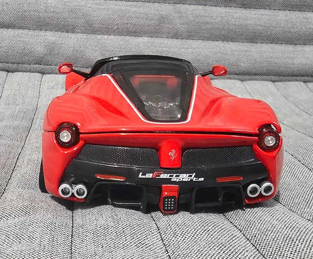 modellino La Ferrari aperta - scala 1:24 Burago