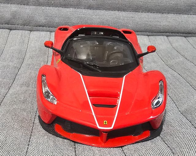 modellino La Ferrari aperta - scala 1:24 Burago