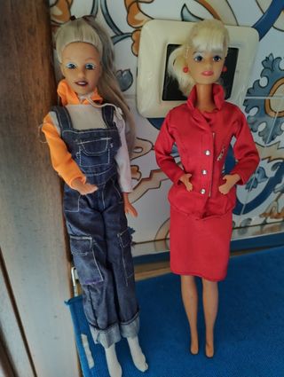 Lotto due bambole simil Barbie 