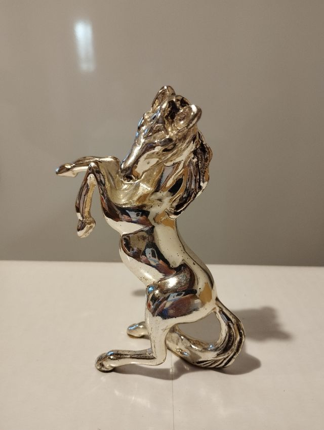 Cavallino rampante in metallo