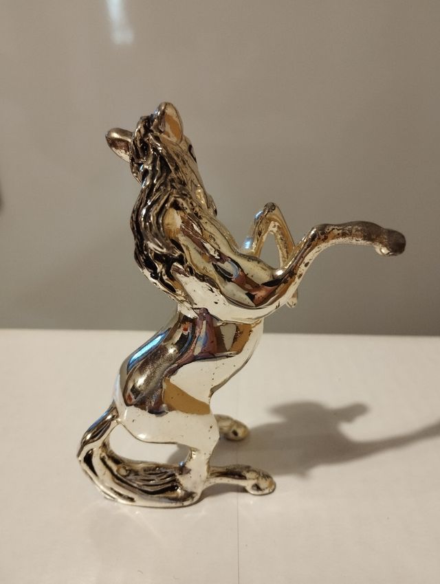 Cavallino rampante in metallo