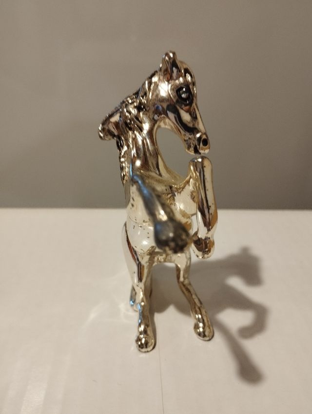 Cavallino rampante in metallo