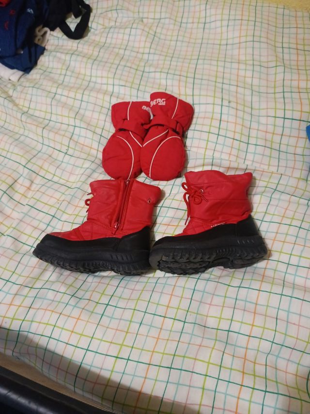 Conjunto botas y guantes niño-a para la nieve.