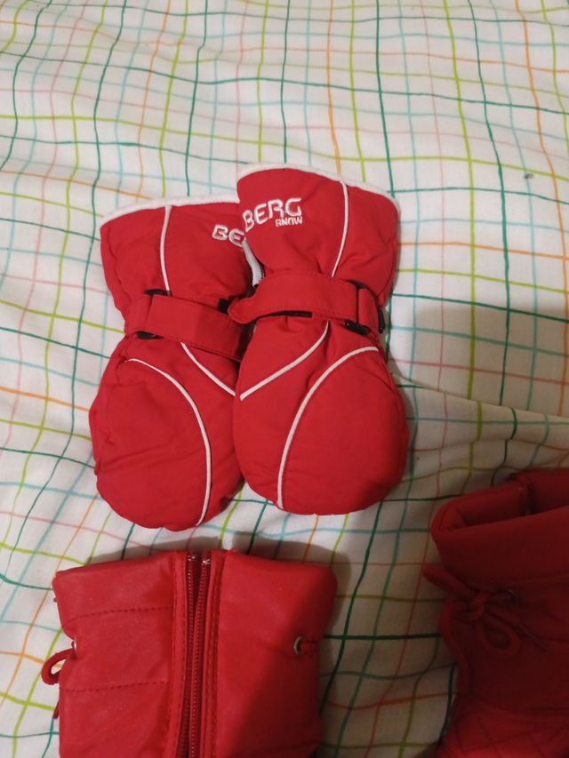 Conjunto botas y guantes niño-a para la nieve.