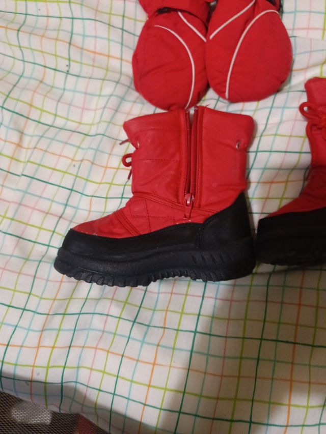 Conjunto botas y guantes niño-a para la nieve.