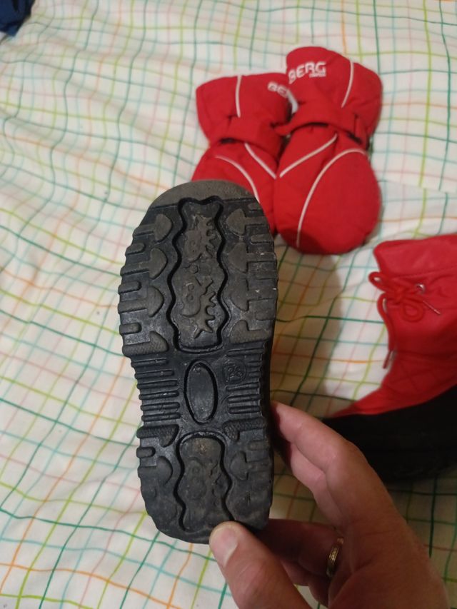 Conjunto botas y guantes niño-a para la nieve.