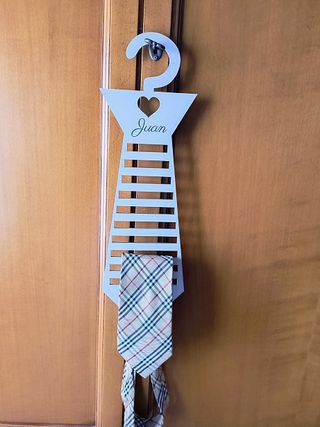 Percha para corbatas personalizada
