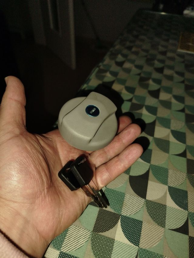 Tapadera gasoil coche