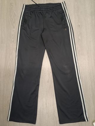 Pantalón Adidas negro.