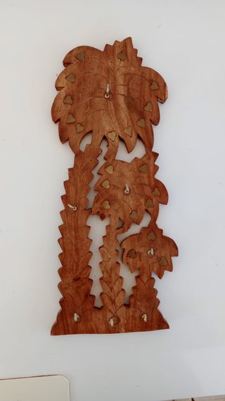 Colgador de llaves de madera en forma de palmeras.