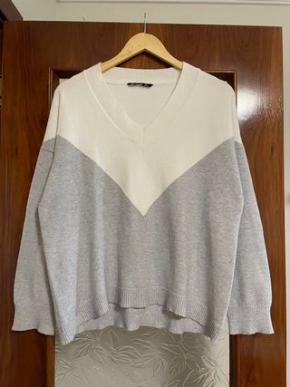 Jersey cuello pico blanco gris Stradivarius