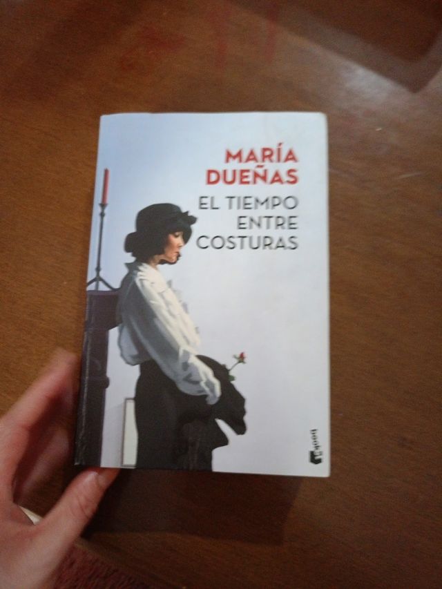 El tiempo entre costuras