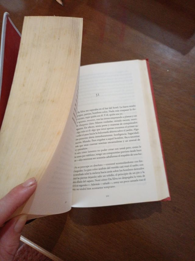 El tiempo entre costuras