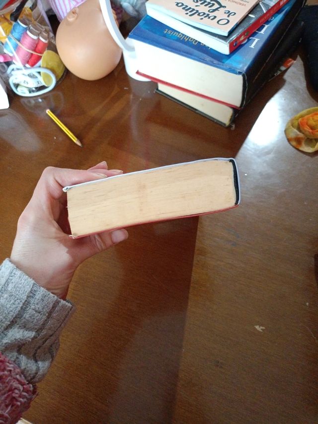 El tiempo entre costuras