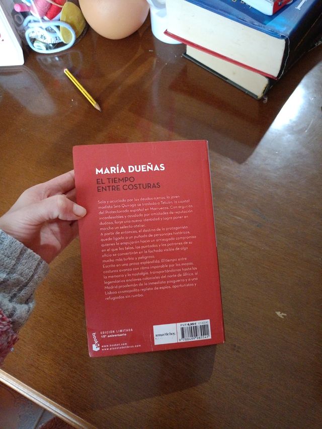 El tiempo entre costuras