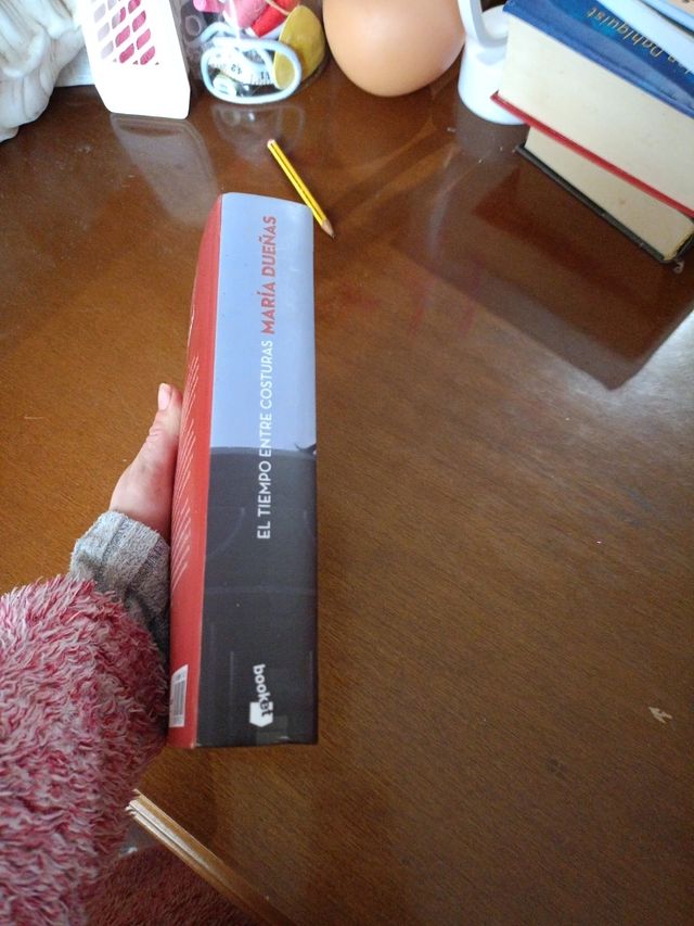 El tiempo entre costuras