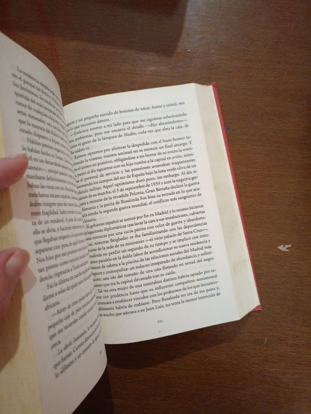 El tiempo entre costuras