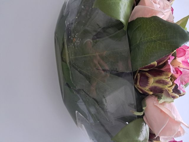 Centro de flores y alcachofas