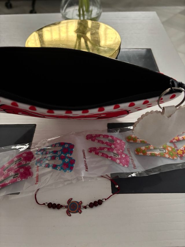 Lote neceser orquillas pulsera