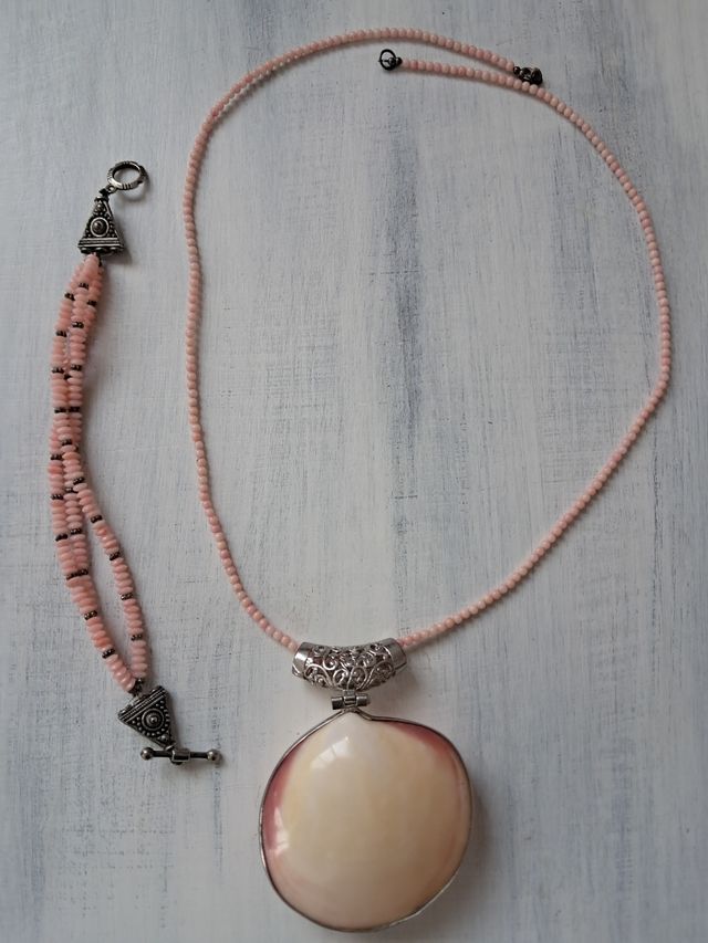 Parure con corallini e conchiglia