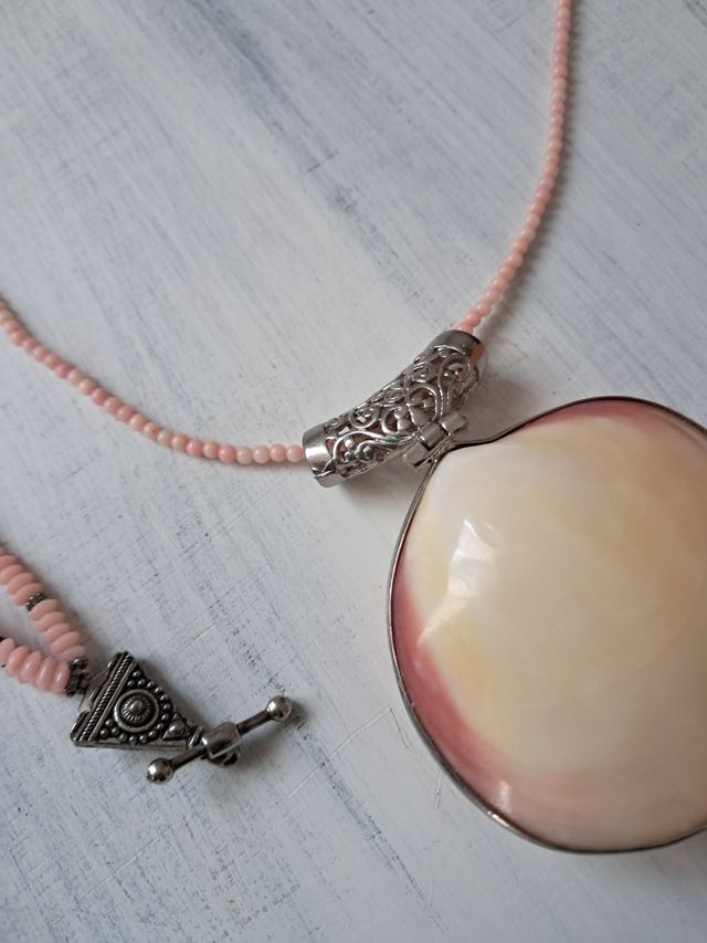 Parure con corallini e conchiglia