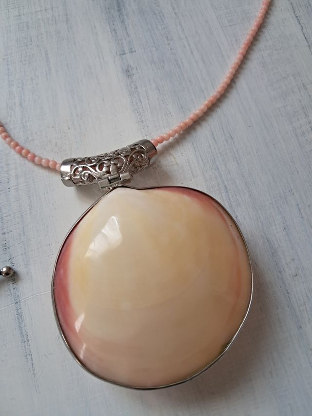 Parure con corallini e conchiglia