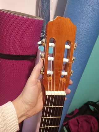 Guitarra española con funda