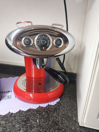 Macchina caffe Illy rossa 