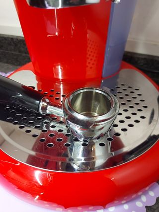 Macchina caffe Illy rossa 