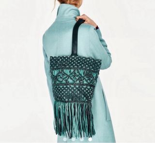 Saca piel trenzada azul de Zara