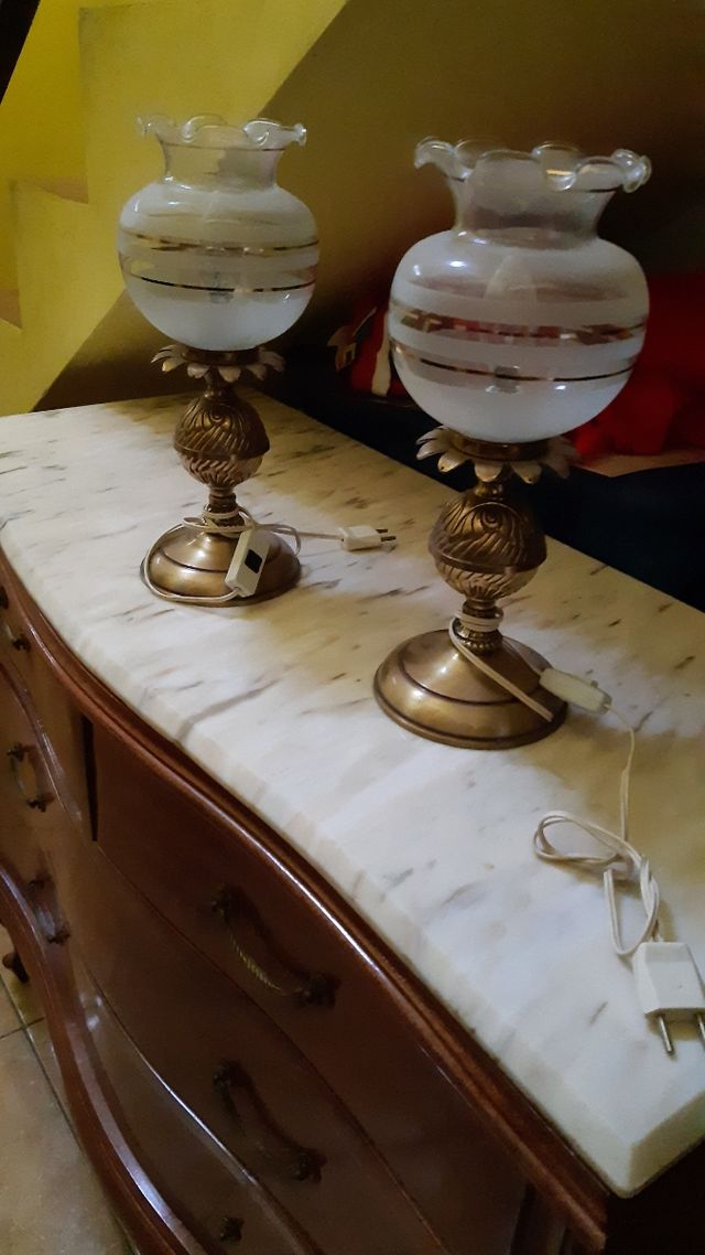 Dos lamparas antiguas de mesa de noche
