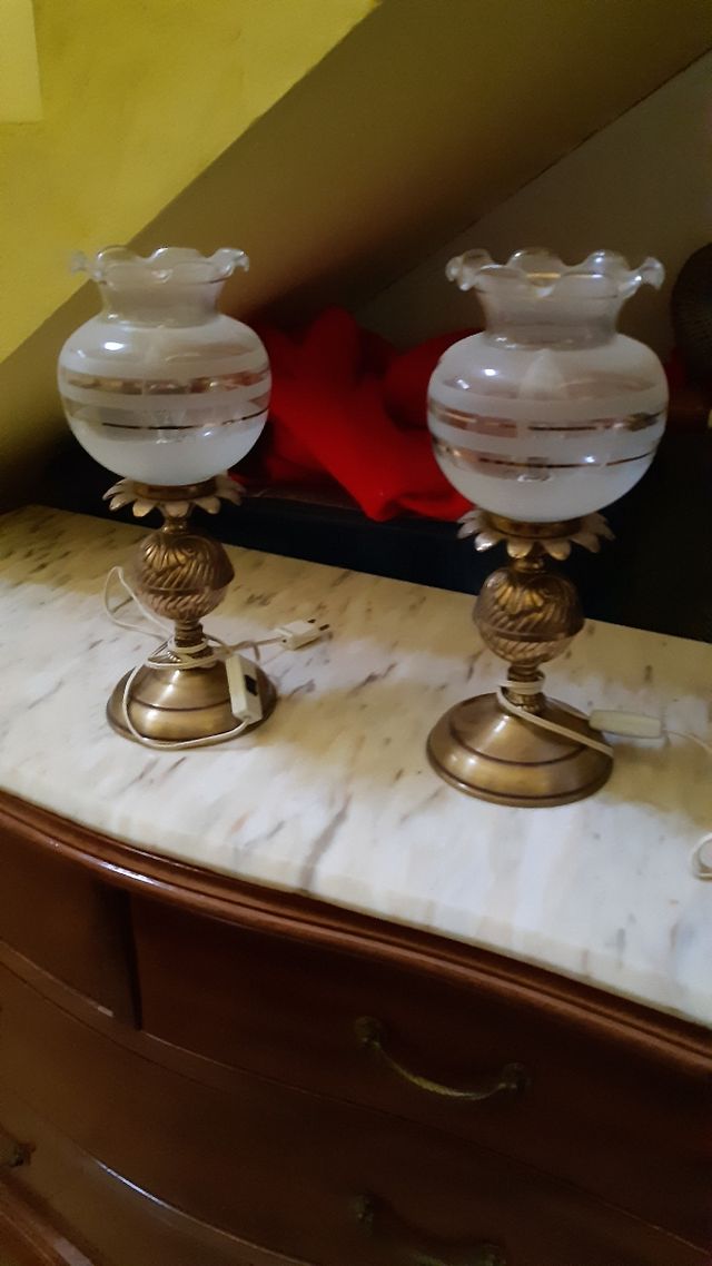 Dos lamparas antiguas de mesa de noche