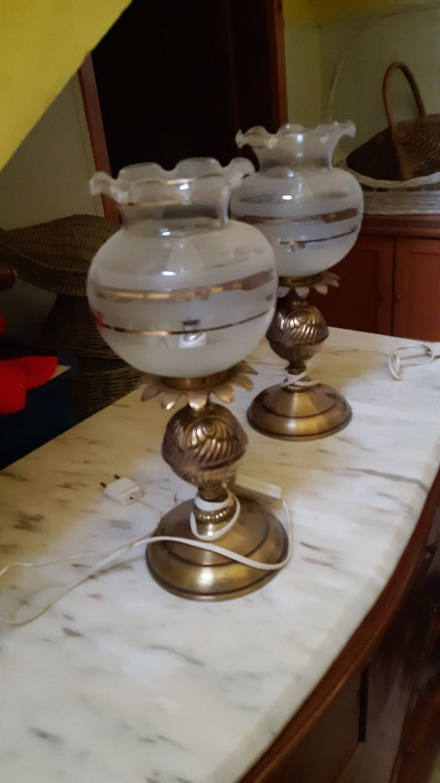 Dos lamparas antiguas de mesa de noche