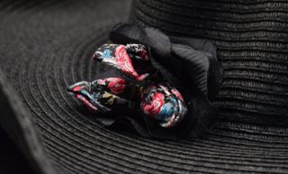 Pamela negra playa con flores -talla unica-