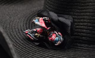 Pamela negra playa con flores -talla unica-