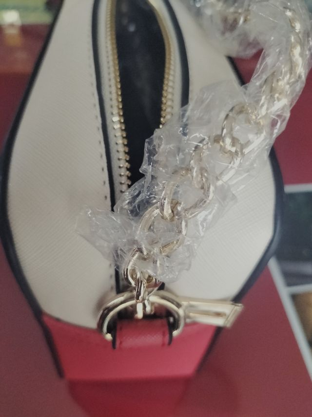 Bolso azul, rojo y blanco con cadena .