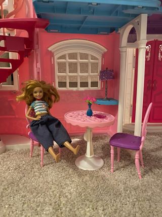 Mansión de la Barbie con 4 muñecas Barbie.