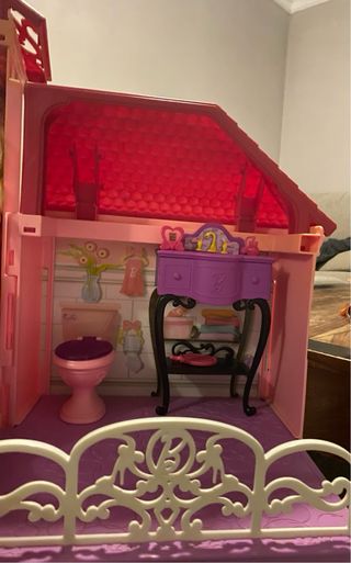 Mansión de la Barbie con 4 muñecas Barbie.