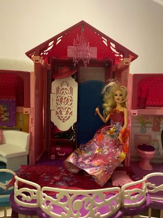 Mansión de la Barbie con 4 muñecas Barbie.
